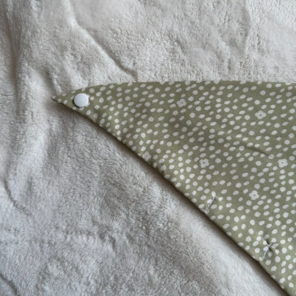 NWT Loic by Design Ditsy Daisy Floral Dog Bandana, Taupe + White, Size Medium